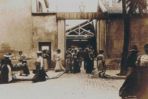 Image du film La sortie des usines Lumière à Lyon Source : Wikimédia Commons