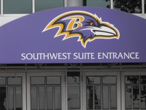 Entrée sud-ouest du M&T Bank Stadium ornée du logo des Ravens de Baltimore. Photo : François Droüin (2012)