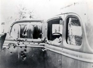 Le véhicule de Bonnie et Clyde criblé de balles après l'embuscade Photo : FBI (1934) 