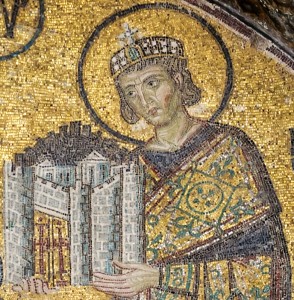 L'empereur Constantin 1er présente un modèle de la ville à Marie. Détail de la mosaïque de la basilique Sainte-Sophie. Photo : Myrabella (2012)