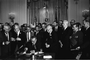 Signature de la loi sur les droits civiques. Photo : Cecil Stoughton (1964)