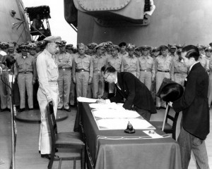 Mamoru Shigemitsu signe les actes de capitulation du Japon à bord du USS Missouri. Source : NHC 213700