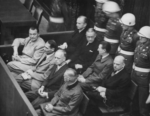 Les accusés dans leur box au procès de Nuremberg. Photo : Anonyme (c1945-1946) Source : US Army