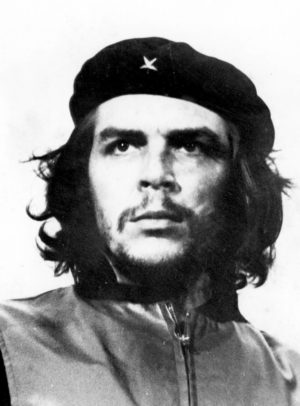 Ernesto «Che» Guevara lors des funérailles des victimes de l'explosion de la Coubre. Ce portrait est un des plus célèbre du XXe siècle. Photo : Alberto Korda (1960) Source : Museo Che Guevara