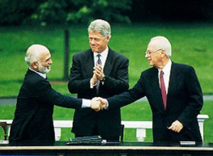 Le roi Hussein de Jordanie, Bill Clinton et Yithzak Rabbin lors des négociations à Washington en 1994 Source : White House (25 juillet 1994) 