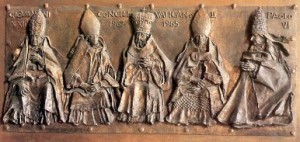 Bas-relief représentant le Concile Vatican II sur La Porte du Bien et du Mal de la basilique Saint-Pierre à Rome Sculpteur : Luciano Minguzzi (1977)