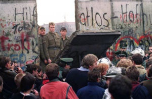 Des habitants de la RDA passent en RFA en novembre 1989 Source : www.murdeberlin.fr