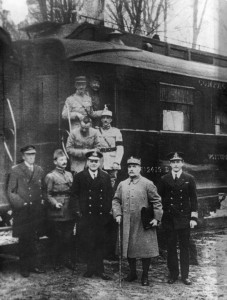 Le maréchal Foch et les amiraux Hope et Wemyss après la signature de l'Armistice Photo anonyme (1918)