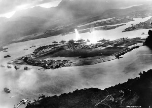 Vue aérienne de l'attaque de Pearl Harbour Source : U.S. Naval Historical Center Photograph