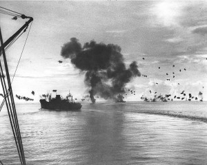 Bombardements lors de la bataille navale de Guadalcanal. Au premier plan, le USS président Jackson Source