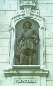 Statue de Frontenac sur la façade du Parlement de Québec Photo : Jean Gagnon (2009)