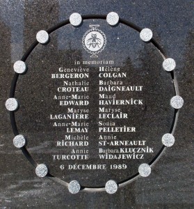 Plaque commémorant les 14 victimes apposé à l'extérieur de Polytechnique Photo : Bobanny (2007)