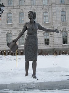 Marie-Claire Kirkland dans le monument en hommages aux femmes en politique Sculpture de bronze de Jules Lasalle (2012) Photo : jeangagnon (2012)