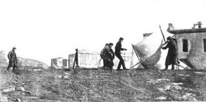 Marconi surveillant son équipe hissant le cerf-volant porte-antenne