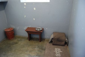 Cellule de Nelson Mandela à la prison de Robben Island Photo : Paul Mannix (2007)