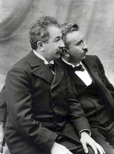 Auguste et Louis Lumière en 1895 Source : Institut Lumière