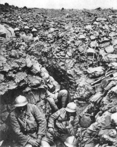 Soldats français du 87e Régiment du 6e Batailllon à la Côte 304 au nord-ouest de Verdun Photo anonyme (1916) Source : wikimedia Commons