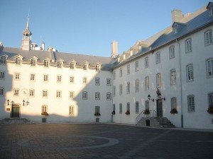 La cour du Vieux Séminaire de Québec Photo de Hgig.geo (2008) Source : Wikimedia commons 