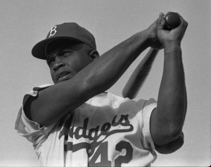 Jackie Robinson dans l'uniforme #42 des Dodgers de Brooklyn Photo : Bob Sandberg (1954) Source : Wikimedia Commons