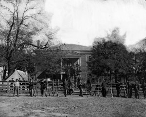 Soldats de l'Union au palais de justice d'Appotomax Photo : Timothy H. O'Sullivan (1865)