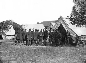 Lincoln and generals at Antietam Photo : Alexander Gardner (1862)