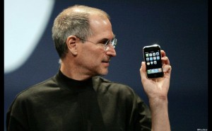 Steve Job présente le nouveau iPhone en 2007 (Source : The Financial Times Ltd)