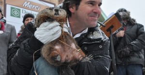Fred dans les bras du responsable du jour de la Marmotte de Val-d'Espoir, Roberto Blondin