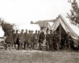 Antietam, Md. President Lincoln with Gen. George B. McClellan and group of officers Négatif sur verre d’Alexander Gardner (Septembre 1862) Source : LC-B8171-7951