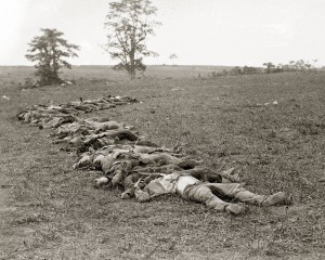 Antietam, Md. Bodies of Confederate dead gathered for burial Négatifs sur verre d’Alexander Gardner (septembre 1862), LC-B8171-557