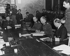 Signature de la capitulation de l'Allemagne Source : PD-USGov-Military-Army (1945)