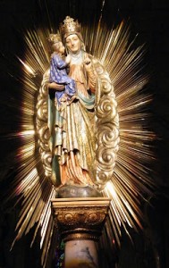 Statue miraculeuse de sainte Anne dans la basilique de Sainte-Anne-de-Beaupré. Photo : André Peyrard. Source : http://jyfortindiacre.blogspot.ca