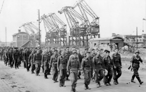 Tentative de débarquement de Dieppe, les prisonniers de guerre alliés. Photo : Wilberger Meyer (1942) source : Bundesarchiv