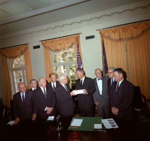 Le président Lyndon B. Johnson reçoit le rapport de la Commission Warren à la Maison Blanche Photo : Cecil Stoughton (1964)