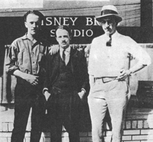 Walt Disney devant le studio Disney Brothers vers 1923 Source : Place Disney (2012)