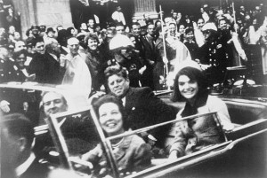 John F. Kennedy défile à Dallas quelques instants avant son assassinat Photo : Victor Hugo King (1963)