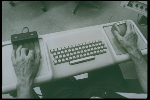 La souris informatique en 1968 avec 3 boutons et 5 macro-commandes Source : www.dougenglebart.org