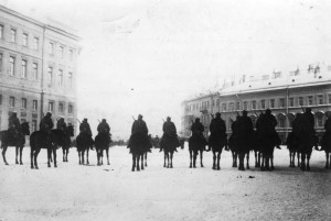 La cavalerie vérouille Saint-Pétersboourg Photo anonyme (1905) Source : Bundesarchiv, Bild 183-S01260 / CC-BY-SA