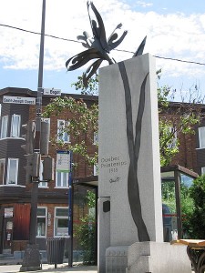Le monument «Québec, Printemps 1918» Sculpture d'Aline Martineau (1998) Photo : Bouchecl (1912)