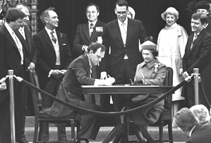 Jean Chrétien, ministre fédéral de la Justice, signe la proclamation de la Loi constitutionnelle de 1982 Photo : PC